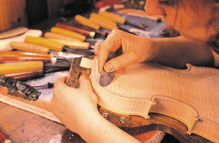 Cremona Un liutaio al lavoro © Consorzio Liutai Antonio Stradivari Cremona