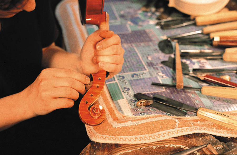 Cremona Un liutaio al lavoro © Consorzio Liutai Antonio Stradivari Cremona