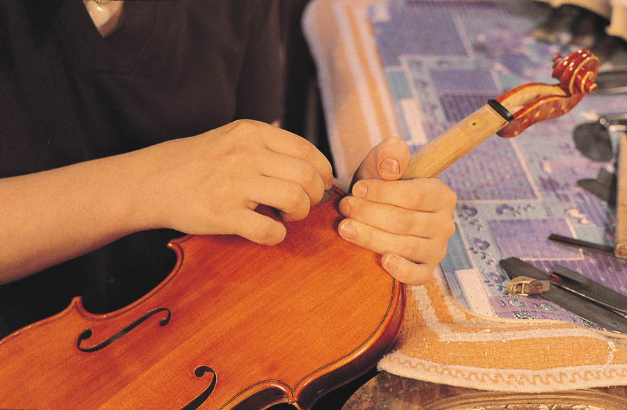 Cremona Un liutaio al lavoro © Consorzio Liutai Antonio Stradivari Cremona