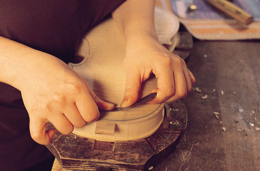Cremona Un liutaio al lavoro © Consorzio Liutai Antonio Stradivari Cremona