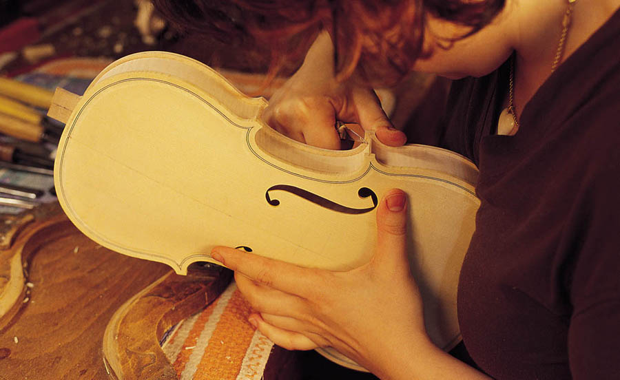 Cremona Un liutaio al lavoro © Consorzio Liutai Antonio Stradivari Cremona