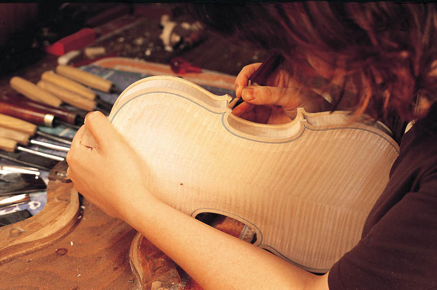 Cremona Un liutaio al lavoro © Consorzio Liutai Antonio Stradivari Cremona
