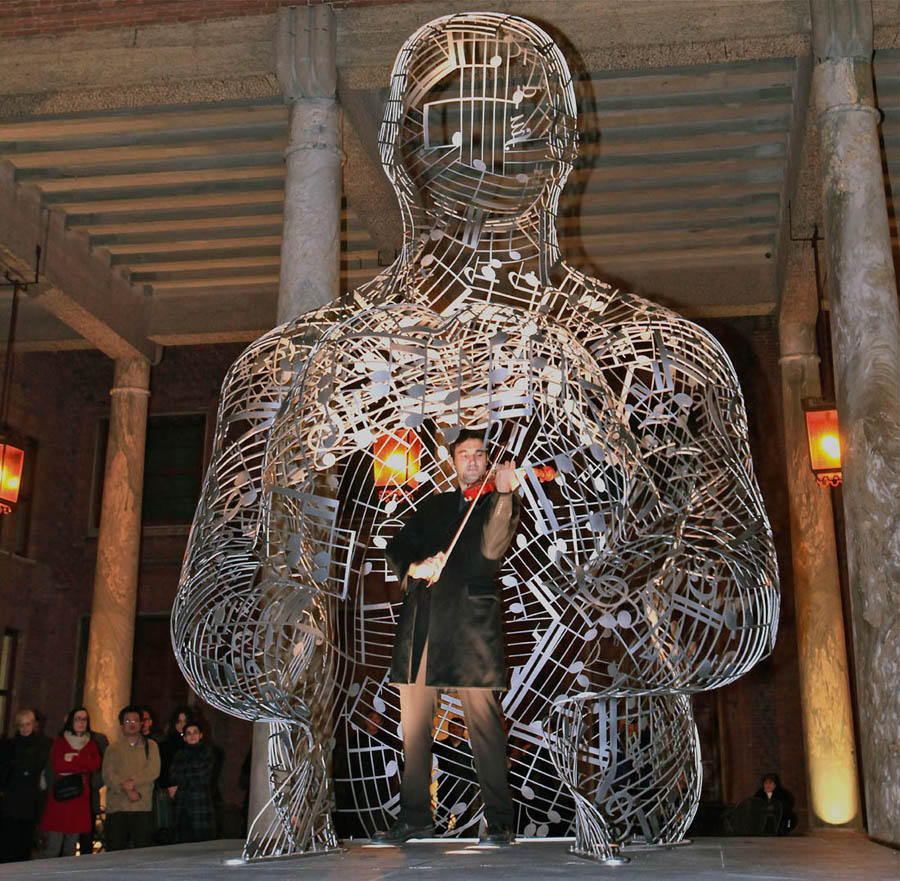 Cremona Museo del Violino La scultura di Helidon Xhixha all'ingresso del Museo del Violino © Mino Boiocchi