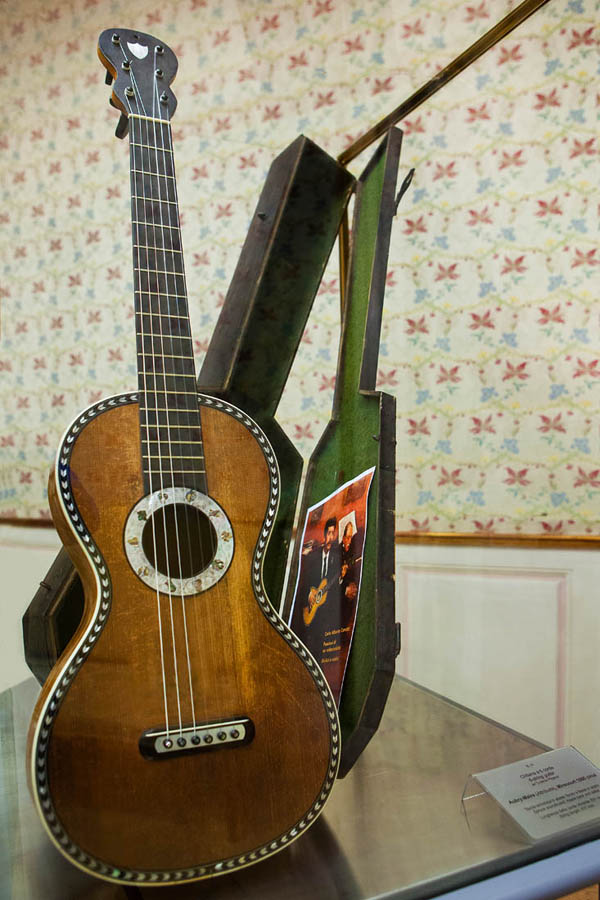 Cremona. Museo Civico ala Ponzone Chitarra a 6 corde del 1869 ritratta in un dipinto di Edgar Degas © Fiorenza Cicogna