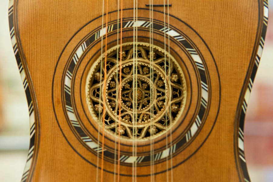 Cremona. Museo Civico ala Ponzone Chitarra del 1970 con decorazioni in pergamena © Fiorenza Cicogna