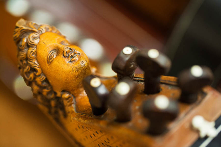 Cremona. Museo Civico ala Ponzone Particolare decorativo di un'antica ghironda © Fiorenza Cicogna