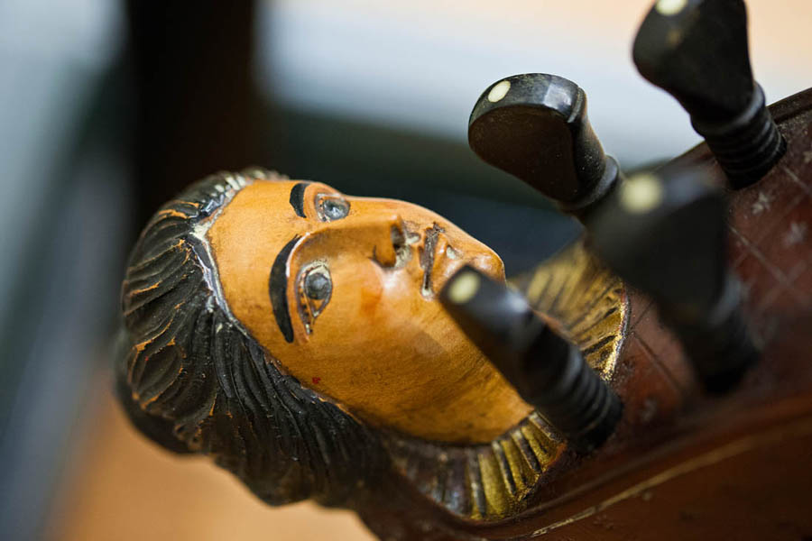 Cremona. Museo Civico ala Ponzone Particolare decorativo di un'antica ghironda © Fiorenza Cicogna