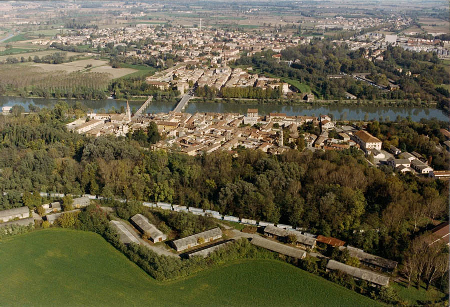 Pizzighettone Veduta aerea di Pizzighettone con il ponte sull'Adda © Gruppo Volontari delle Mura