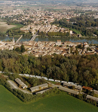 Pizzighettone Veduta aerea di Pizzighettone con il ponte sull'Adda © Gruppo Volontari delle Mura