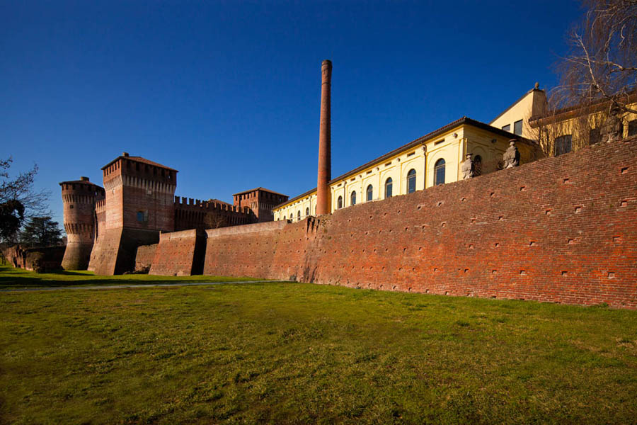 Soncino Le mura, la ex filanda e la Rocca Sforzesca sullo sfondo © Fiorenza Cicogna