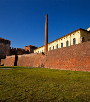 Soncino Le mura, la ex filanda e la Rocca Sforzesca sullo sfondo © Fiorenza Cicogna