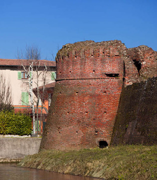 Soncino Le mura con una torre difensiva © Fiorenza Cicogna