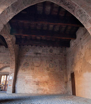 Pandino Affreschi nel cortile del Castello visconteo © Fiorenza Cicogna