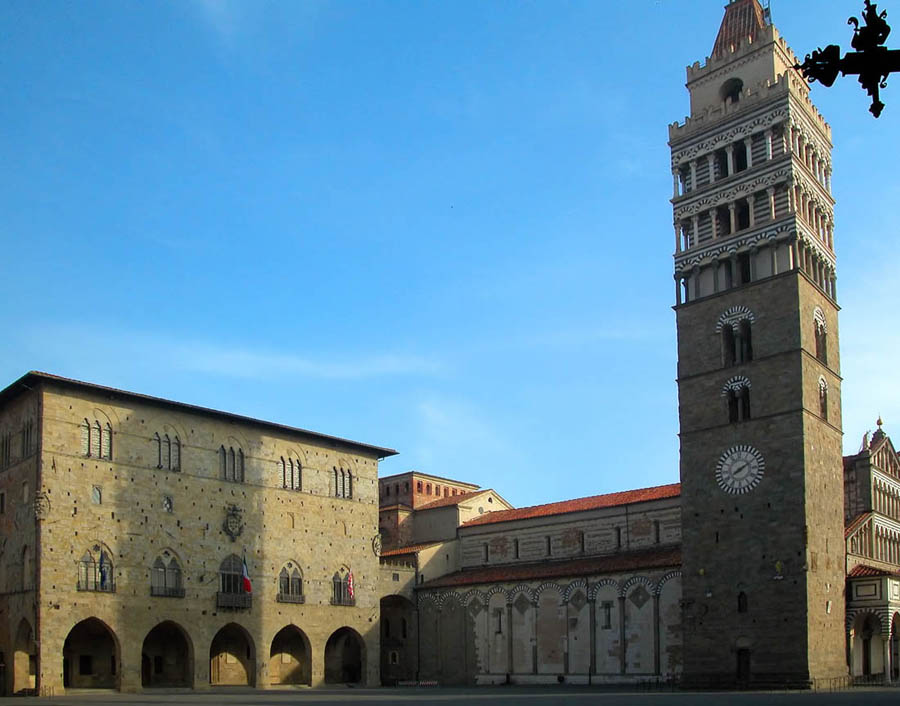 Pistoia Facciata dell'ospedale del Ceppo © travelbook - Fotolia.com