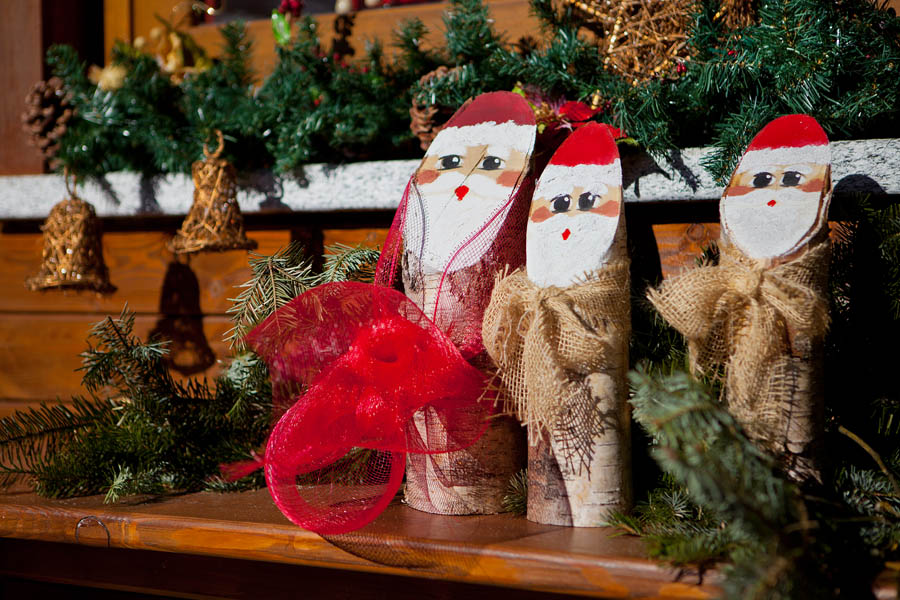 Valle Strona Valle Strona, bottega artigiana, Babbi Natale in legno © Fiorenza Cicogna