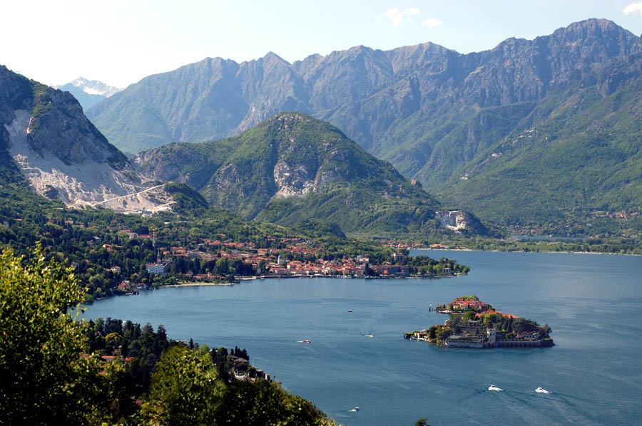 Baveno Veduta di Baveno con la cava di granito © Piero Gatti