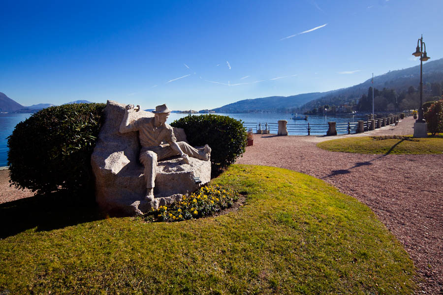 Baveno Lungolago con il Monumento allo Scalpellino di Raffaele Polli © Fiorenza Cicogna