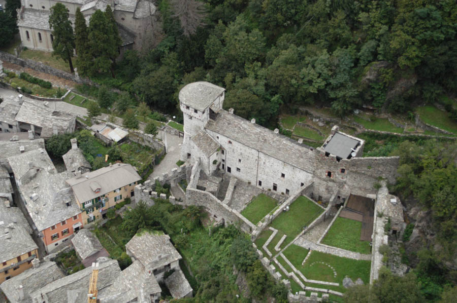 Vogogna Veduta aerea del castello © Claudio del Solaro