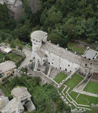 Vogogna Veduta aerea del castello © Claudio del Solaro