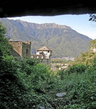 Vogogna Il castello dal sentiero storico-geologico che sale a Genestredo © Claudio del Solaro