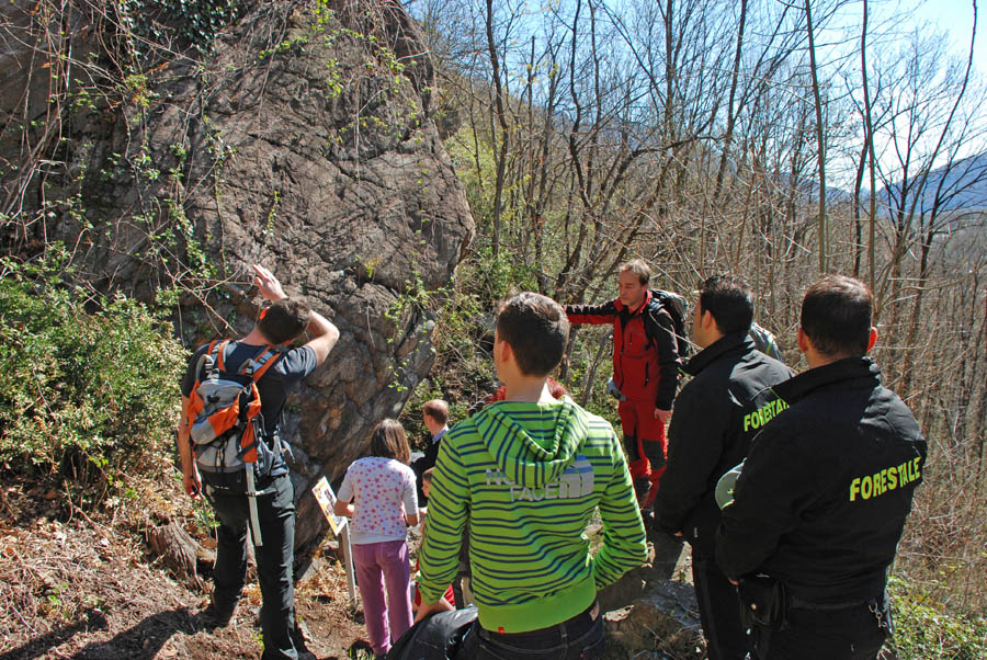 Vogogna Una guida illustra ai turisti le rocce © Claudio del Solaro