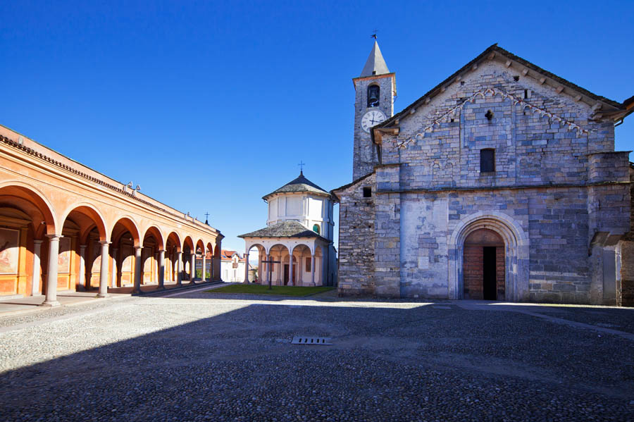 Baveno La Chiesa dei SS. Gervasio e Protasio e il Battistero © Fiorenza Cicogna