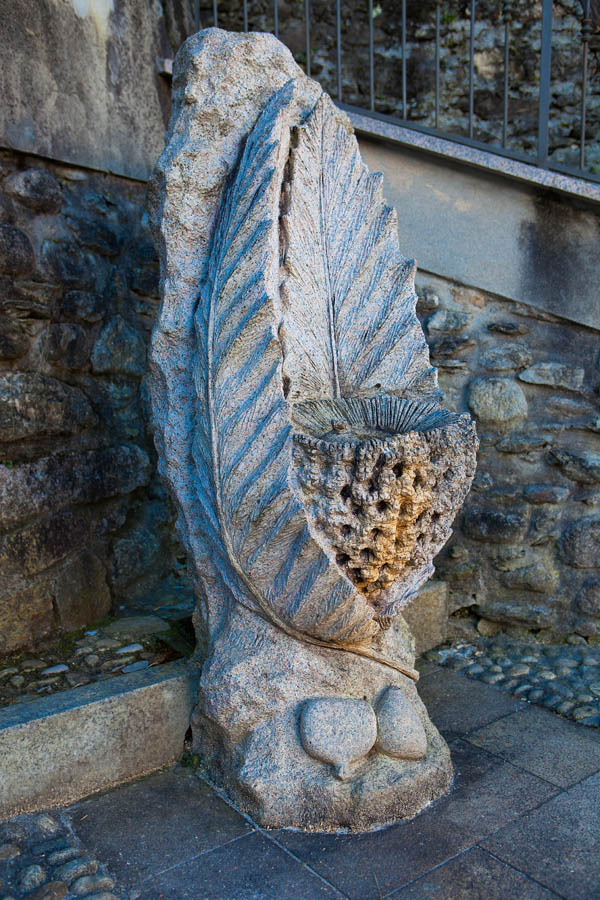 Roncaro Il monumento alla castagna in granito rosa © Fiorenza Cicogna