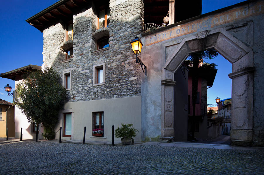 Oltrefiume Il portale in granito del'Antica Osteria del Portico © Fiorenza Cicogna