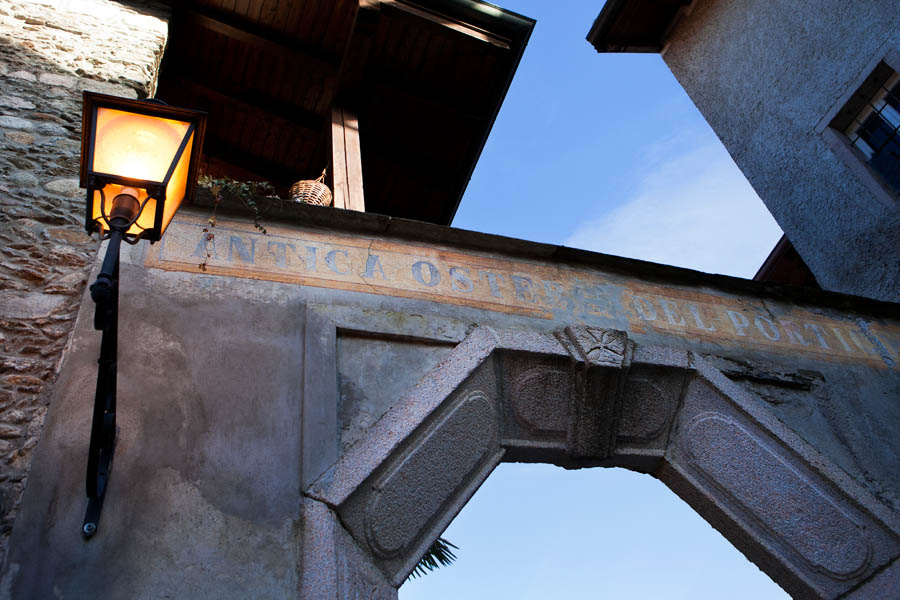 Oltrefiume Il portale in granito dell'Antica Osteria del Portico © Fiorenza Cicogna