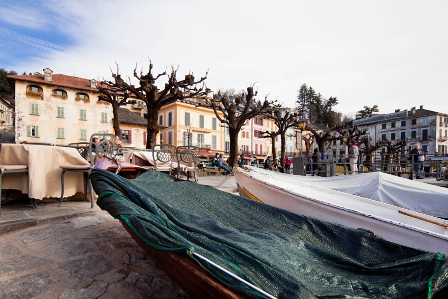 Orta San Giulio Barche nella piccola darsena di Piazza Motta © Fiorenza Cicogna