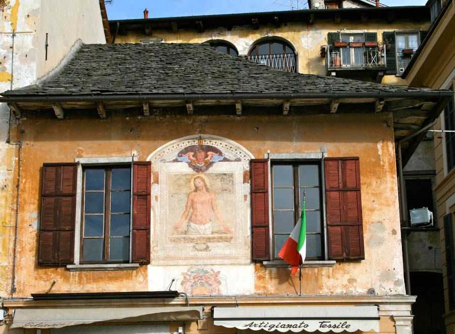 Orta San Giulio Casa affrescata in Piazza Motta © Cinzia Rando