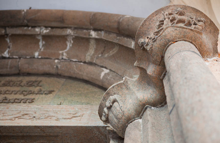 Orta San Giulio Capitelli nel portale della Parrocchiale di S. Maria Assunta © Fiorenza Cicogna