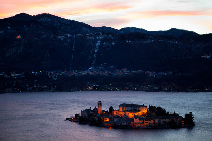 Isola di San Giulio Le prime luci della sera sull'Isola di San Giulio © Fiorenza Cicogna