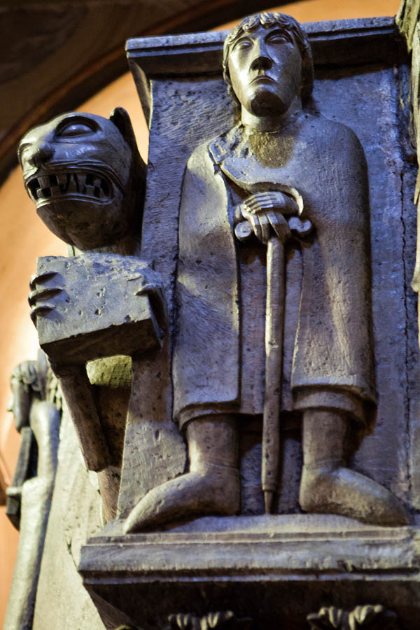 Isola di San Giulio Ambone della Basilica, particolare del leone e di Guglielmo da Volpiano © Fiorenza Cicogna