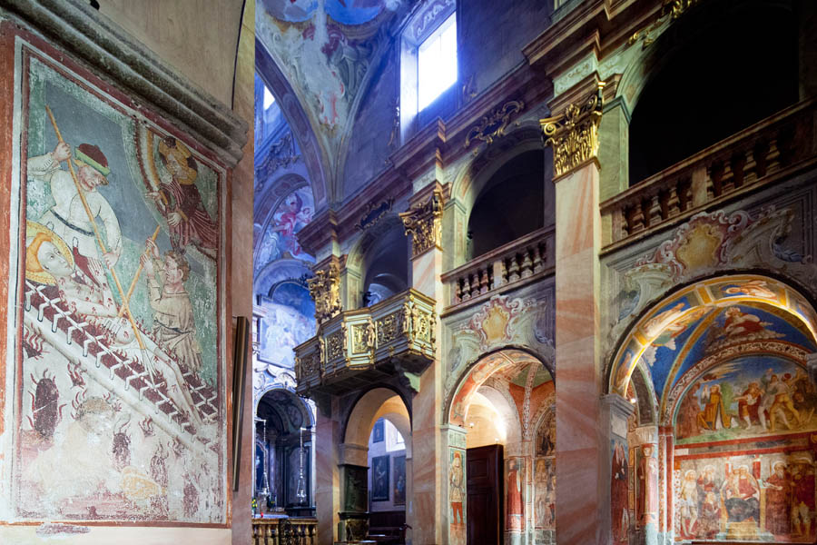 Isola di San Giulio Basilica, affresco del Martirio di San Lorenzo e interno © Fiorenza Cicogna