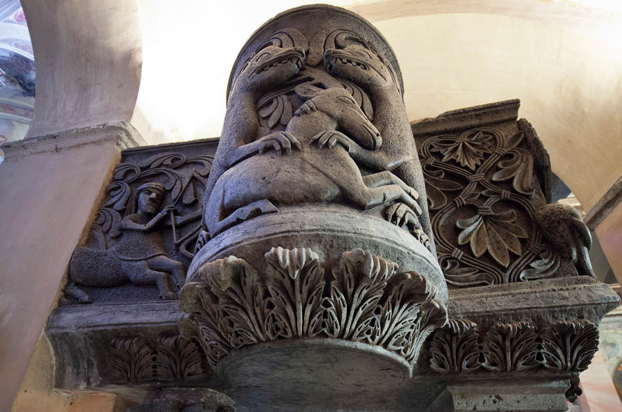 Isola di San Giulio Ambone della Basilica, particolare del cervo che lotta con i centaurio © Fiorenza Cicogna