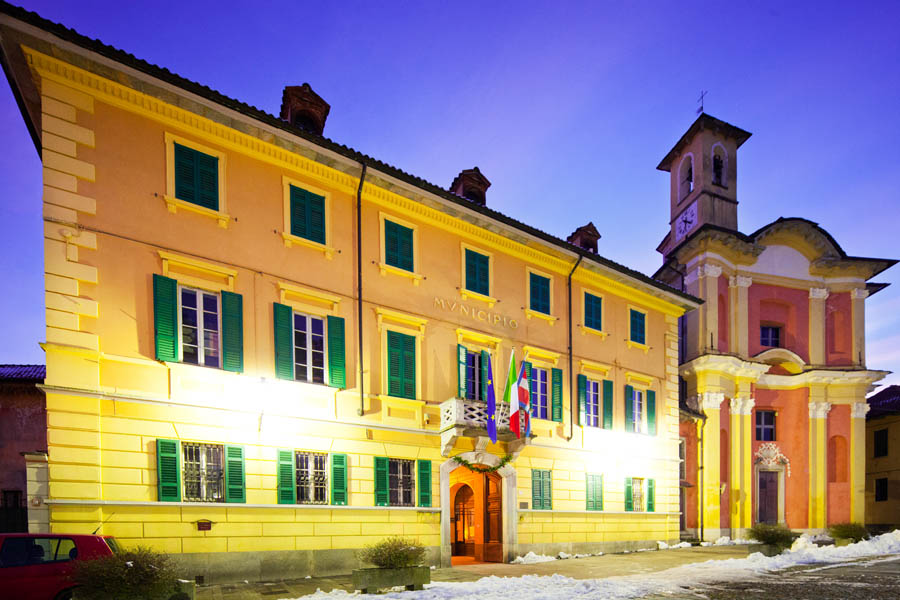 Ameno Il Municipio e la Chiesa di S. Giovanni © Fiorenza Cicogna