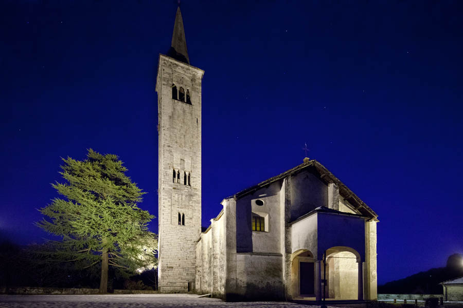 Ameno Il Municipio e la Chiesa di S. Giovanni © Fiorenza Cicogna