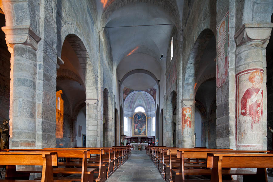 Armeno L'interno della Chiesa di S. Maria Assunta © Fiorenza Cicogna