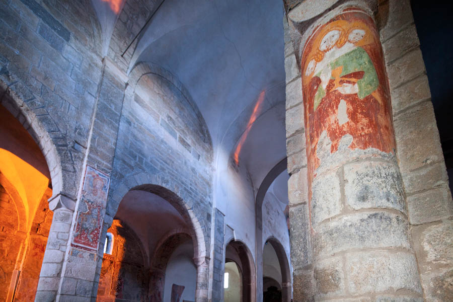 Armeno L'interno della Chiesa di S. Maria Assunta © Fiorenza Cicogna