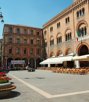 Treviso Scorcio su Piazza dei Signori © Gary Houston