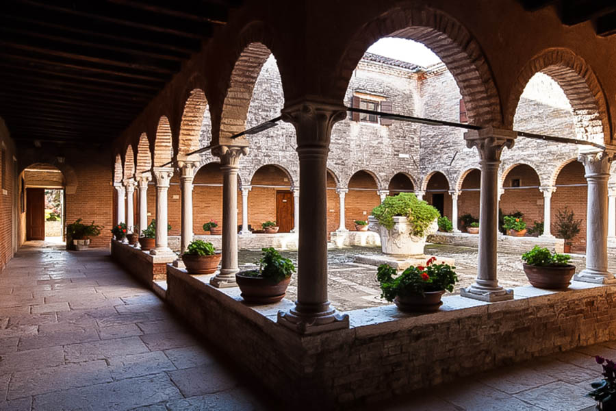 San Francesco del Deserto Il chiostro © Convento dei Frati Minori di San Francesco del Deserto