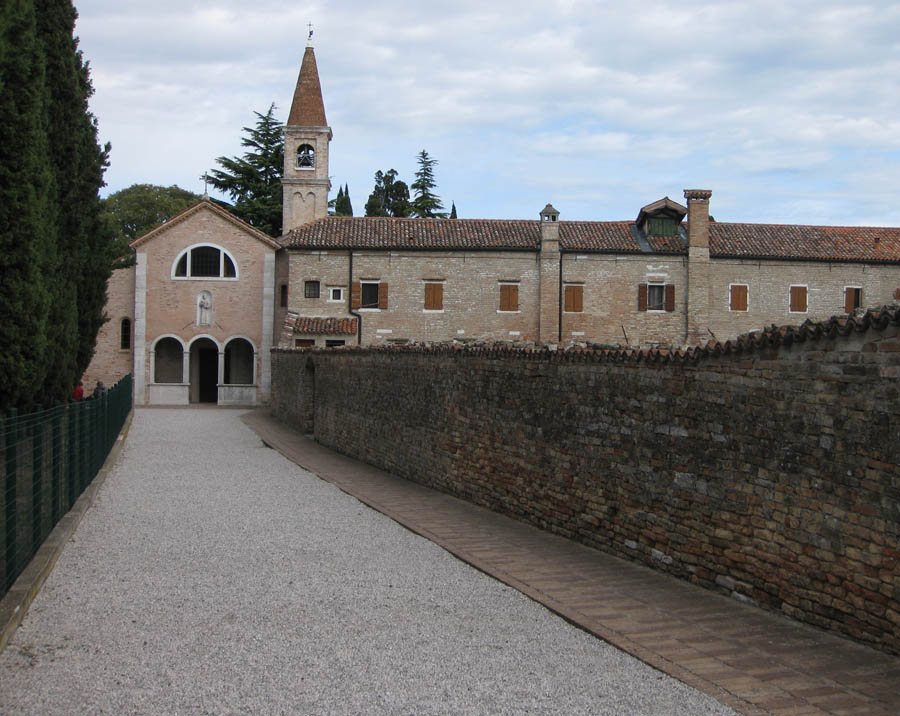 San Francesco del Deserto Ingresso al convento © Godromil