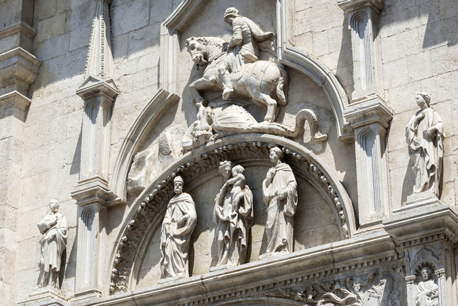 Tolentino Basilica di San Nicola: un dettaglio della facciata © Claudio Colombo, Fotolia.com