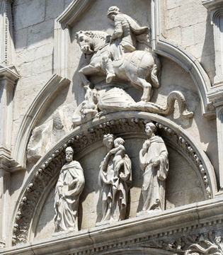 Tolentino Basilica di San Nicola: un dettaglio della facciata © Claudio Colombo, Fotolia.com