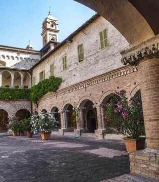 Tolentino Basilica di San Nicola: il chiostro © Claudio Colombo, Fotolia.com