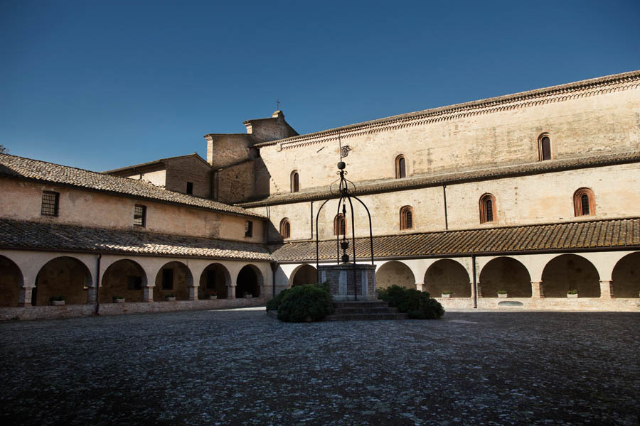 Fiastra Abbadia di Fiastra, il chiostro © Regione Marche, foto di Lorenzo Cicconi Massi