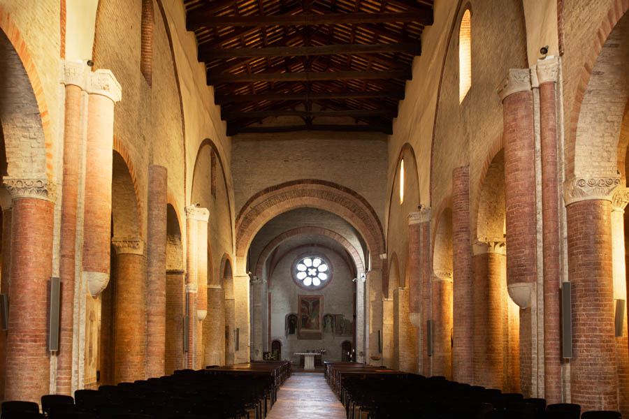 Fiastra Abbadia di Fiastra, la navata della chiesa © Regione Marche, foto di Lorenzo Cicconi Massi