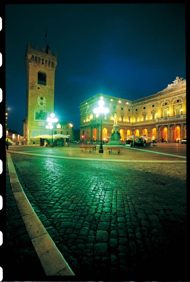 Recanati Veduta notturna di piazza Giacomo Leopardi, con il monumento al poeta © Regione Marche