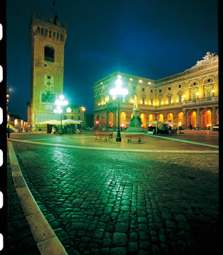 Recanati Veduta notturna di piazza Giacomo Leopardi, con il monumento al poeta © Regione Marche